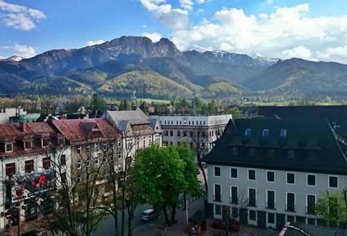 widok na Giewont z centrum Zakopanego