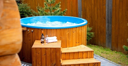 jacuzzi przed domkiem Bajkowa Chata